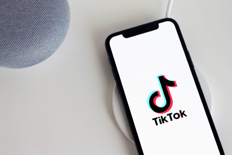 mobil s aplikaciou tiktok