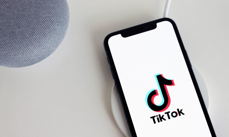 mobil s aplikaciou tiktok